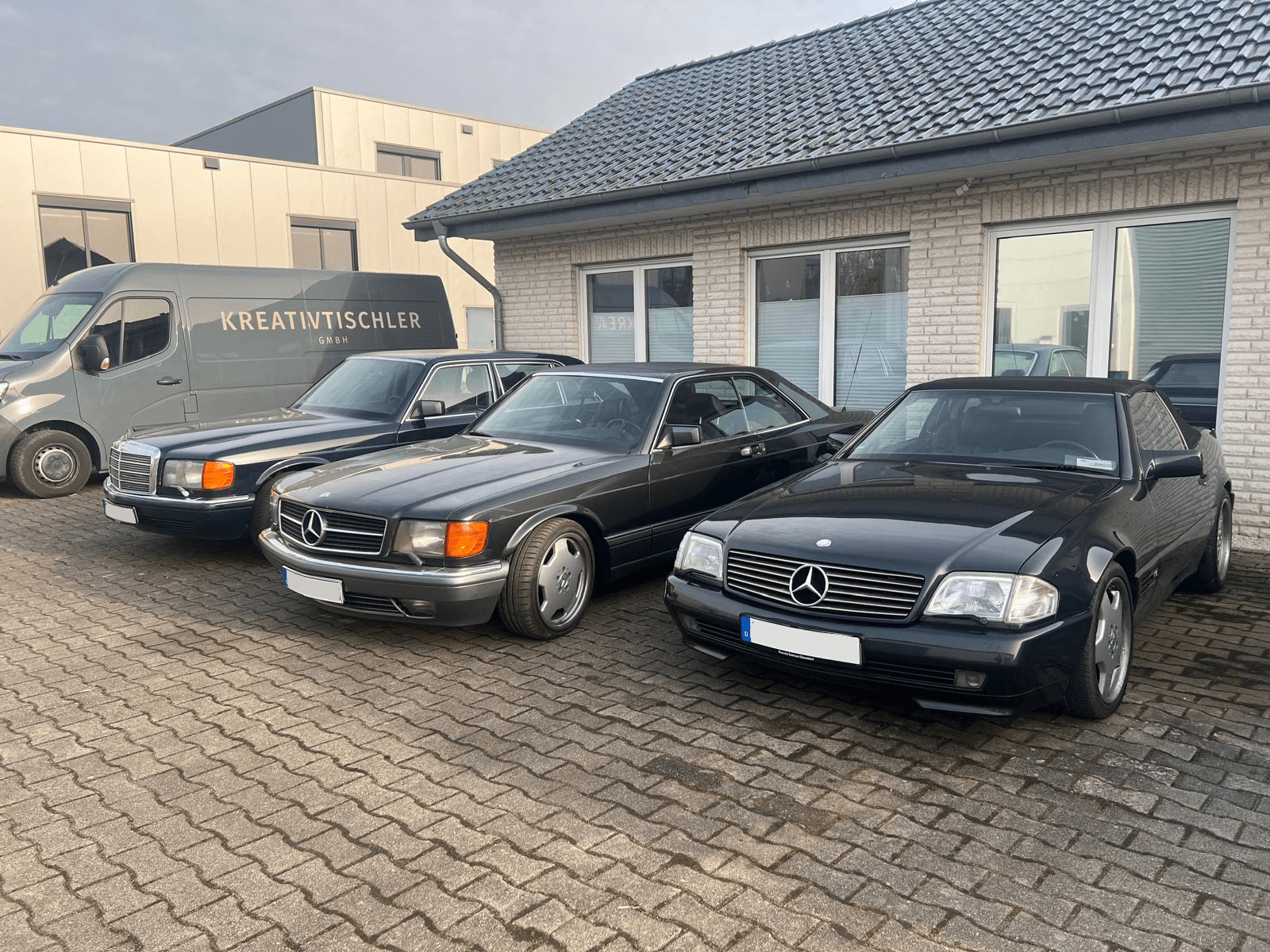 Blick in die Kfz-Werkstatt Westermann & Wieching in Altenberge mit klassischen Mercedes-Fahrzeugen